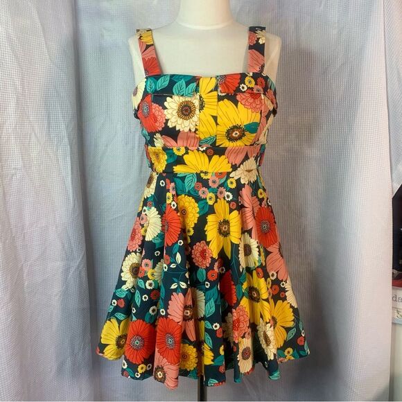 VARGA Cheerful Flower Sleeveless Retro Dress - Picture 2 of 10